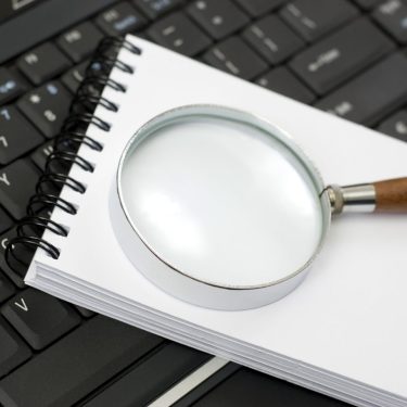 Lupe auf Notzizblock